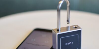 Single chip for battery-free smart locks