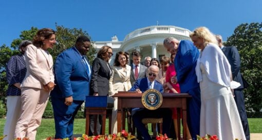 Biden signe le US Chips Act – vidéo