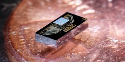 Electronic/photonic ‘chip sandwich’ promises cooler data centers