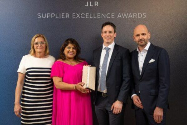 Le groupe automobile JLR décerne le trophée Supplier Excellence à Analog Devices