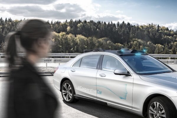 Daimler lets autonomous vehicles communicate with pedestrians
