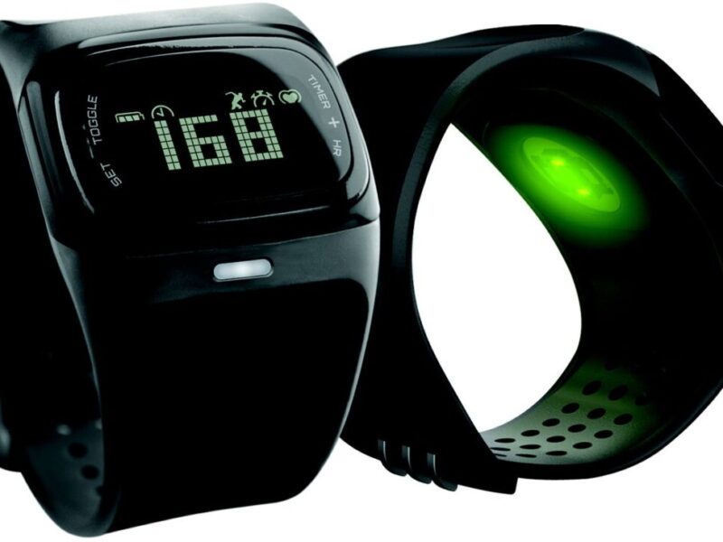 Sports watch relies on optical technology to continuously measure heart rate