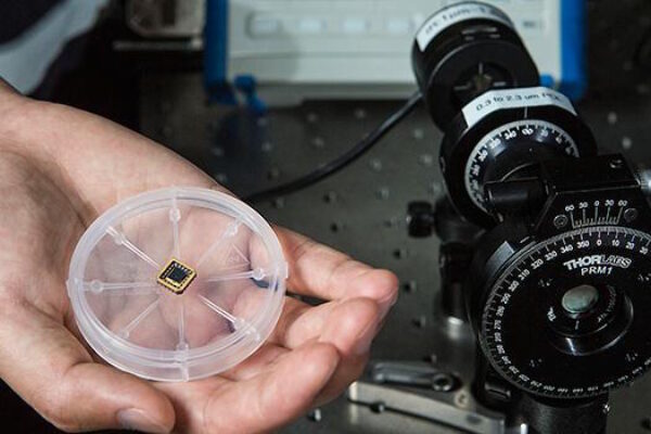 Silicon chip detects circularly polarized light