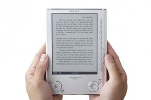 IHS: E-readers to decimate book publishing