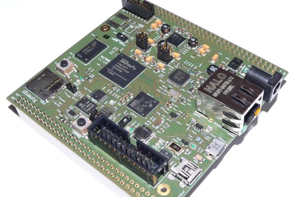 Kit de développement combinant MCU et FPGA
