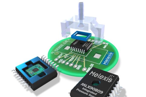 MEMS pressure sensor and analog chain in monolithic integrated device