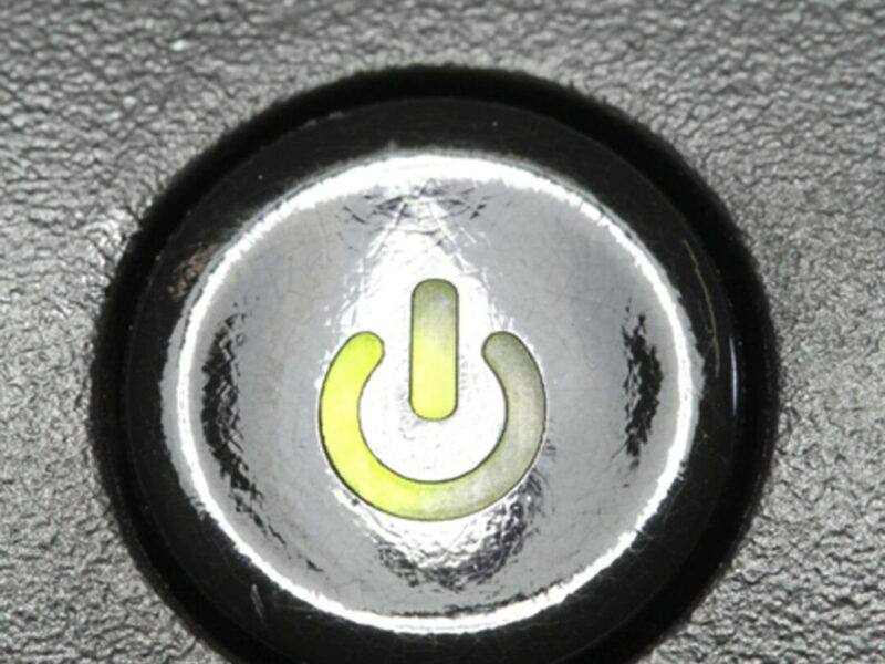 Switching regulator features minimum quiescent current