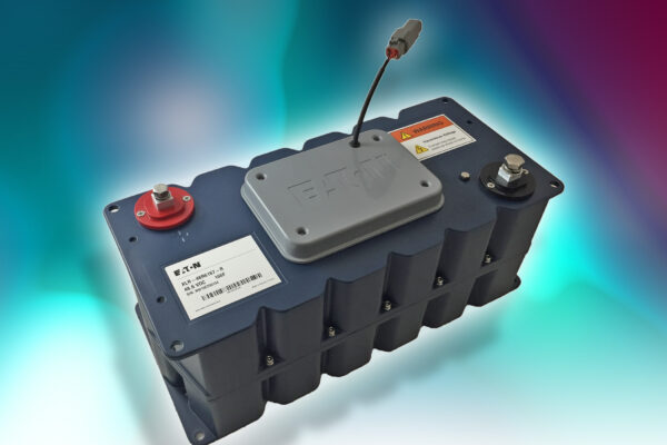 Supercapacitor module supplies power peaks at high charge/discharge rates
