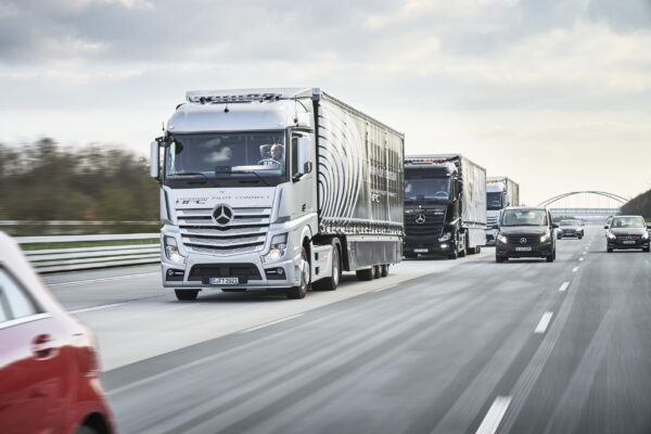 Semi-autonomous trucks use V2X to form convoys