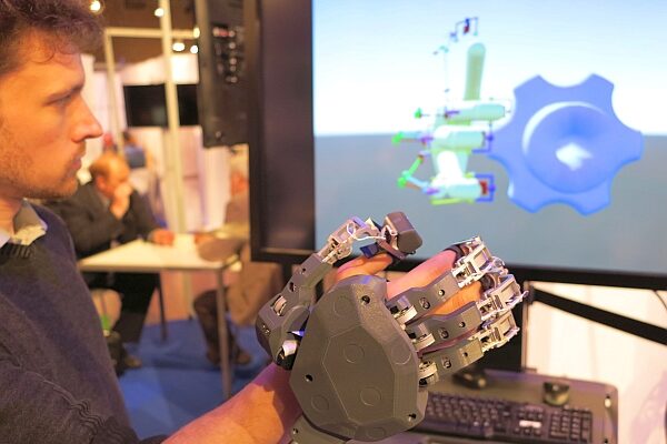 Mechanical glove delivers physical cues about virtual objects