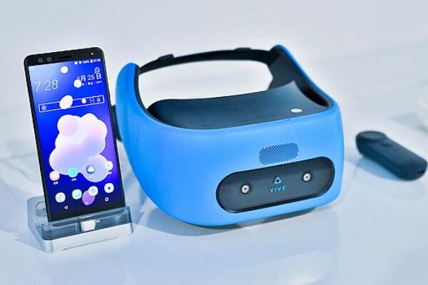 HTC unveils smartphone, VR integration