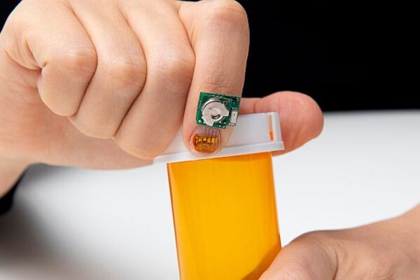Fingernail sensor monitors diseases, movement disorders