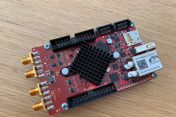 Credit-card sized instrument to test SDR applications