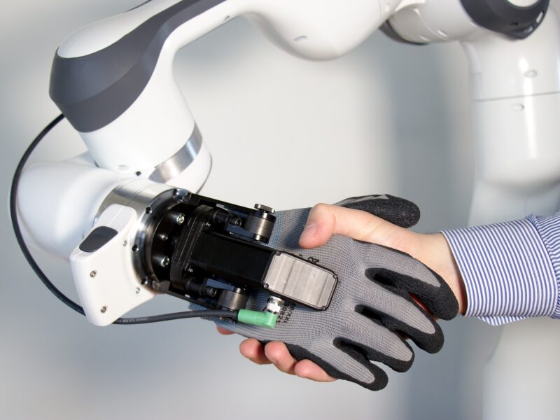 Anatomically shaped robotic hand for complex manipulations
