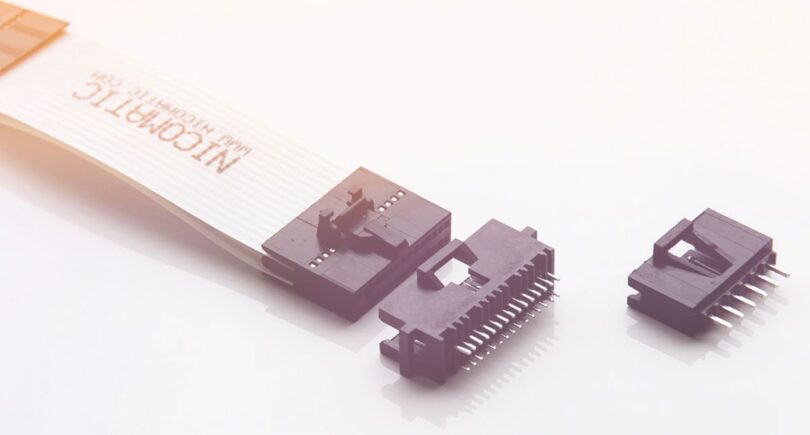 Flat flex cable to PCB connection system has high mechanical retention