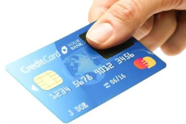 Un capteur d’empreinte digitale sur une carte de crédit