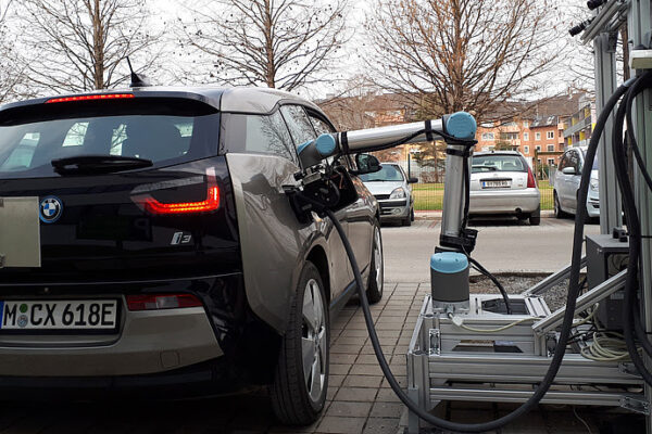 First fully automatic combined fast charger for electric cars