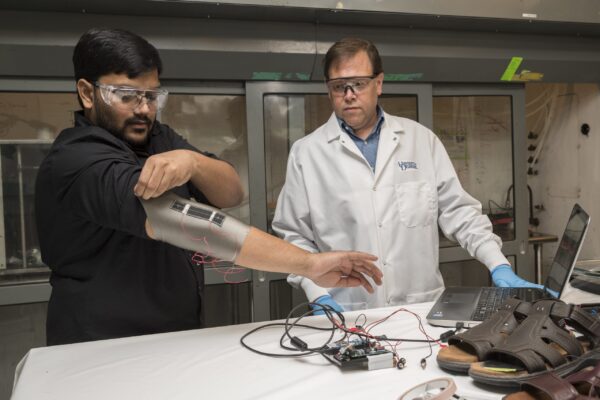 Functionalized carbon nanotubes turn everyday textiles into pressure sensors