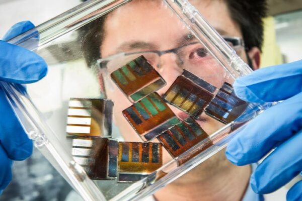 Perovskite solar cell process boosts efficiency, manufacturing