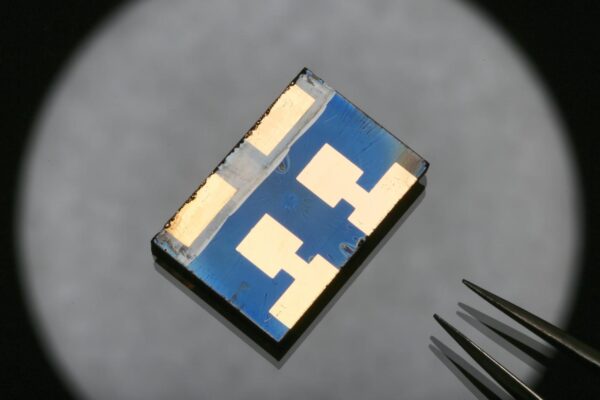 Vacuum process pushes perovskite solar cell efficiency to 20%