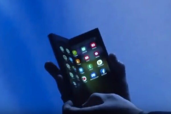 Samsung shows flexible display for foldable smartphone