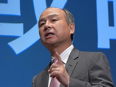 Masayoshi Son, le PDG de SoftBank, cherche $100 milliards pour produire des puces d’IA